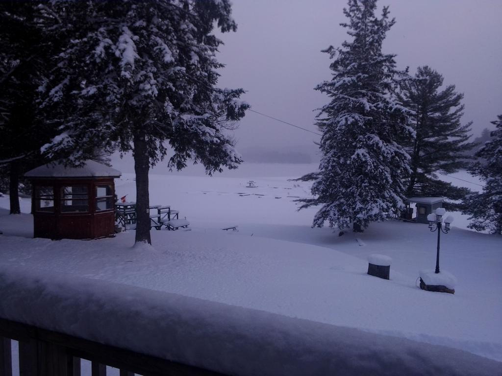 Little Hawk Resort & Marina Algonquin Highlands Экстерьер фото
