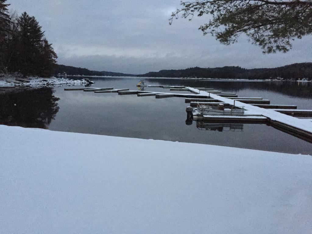 Little Hawk Resort & Marina Algonquin Highlands Экстерьер фото